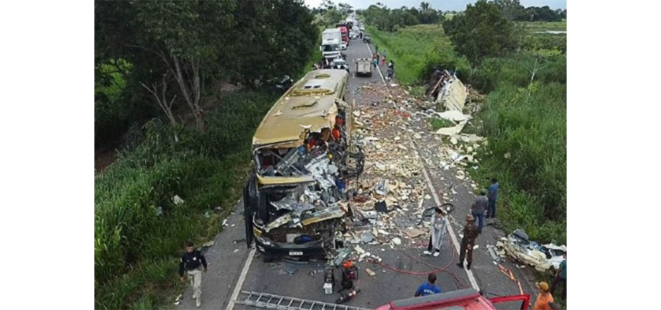 Vítimas fatais de acidente entre caminhão e ônibus são identificadas