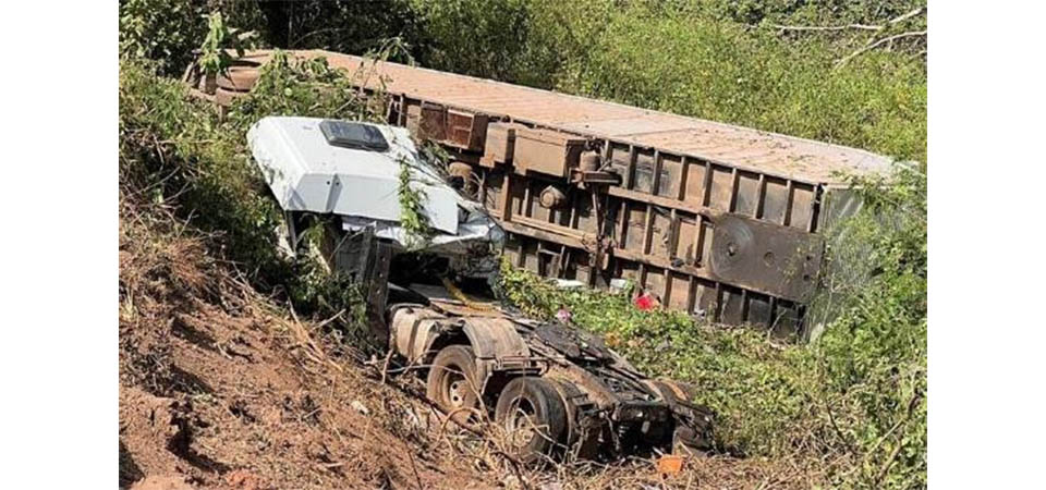 Uma pessoa morre e outras três ficam feridas em grave acidente entre carro e carreta na BR-163
