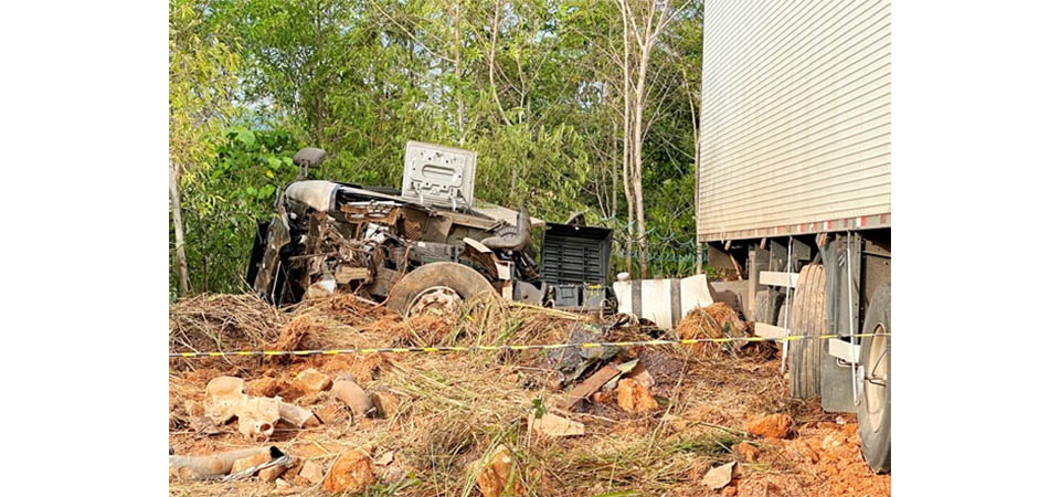 Motorista morre ao bater Amarok de frente com carreta