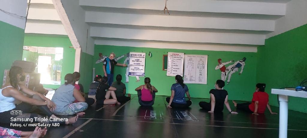 Policiais ensinam técnicas de defesa pessoal à vítimas de violência doméstica