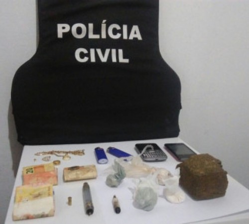 Polícia Civil prende pai e apreende filho por tráfico de drogas