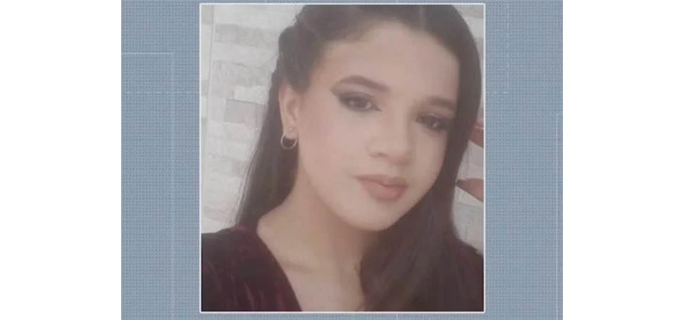 Adolescente morre após sofrer descarga elétrica ao retirar celular da tomada depois de sair do banho