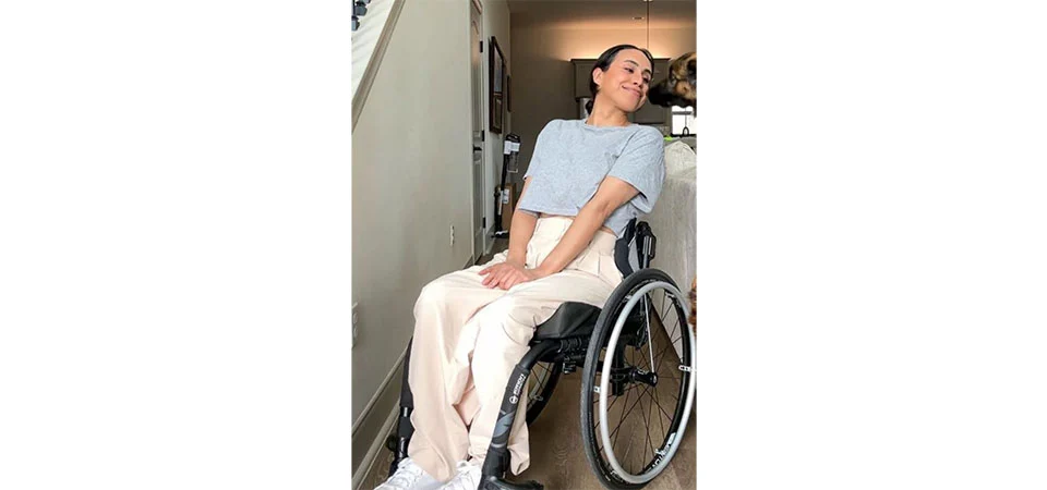 Influenciadora fitness fica paralisada após pegar doença transmitida por carrapato