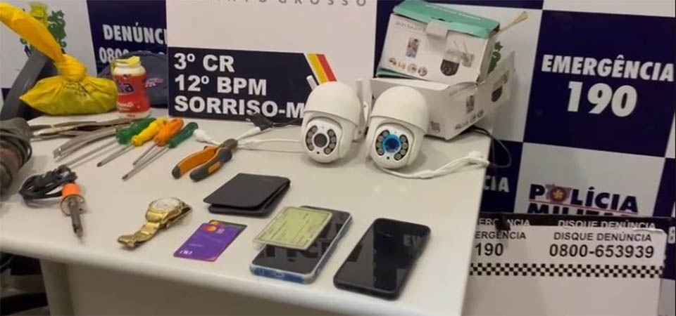 PM desinstala câmeras de vigilância montadas por facção criminosa e prende dois homens