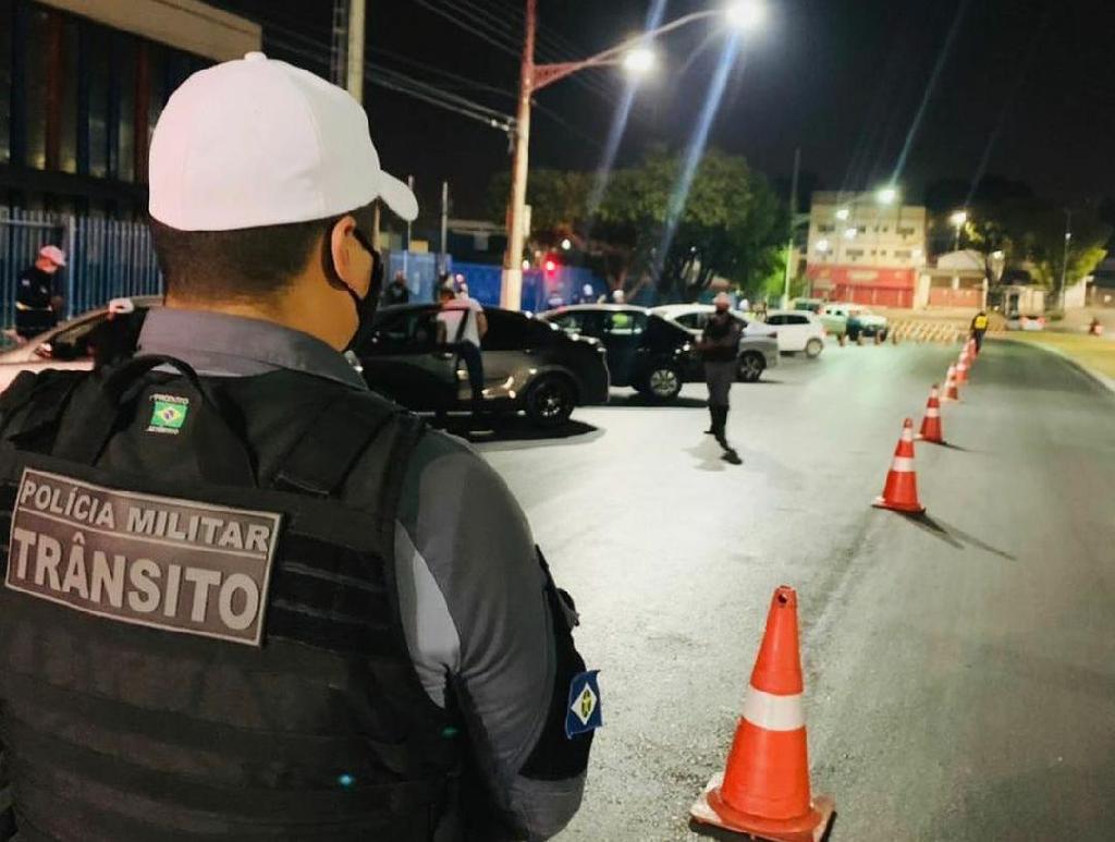 PM orienta população sobre como colaborar com a abordagem policial durante uma blitz