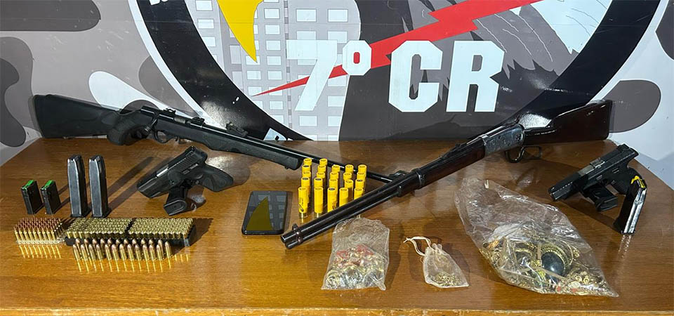 Bandidos invadem casa, matam proprietário, roubam armas e caminhonete