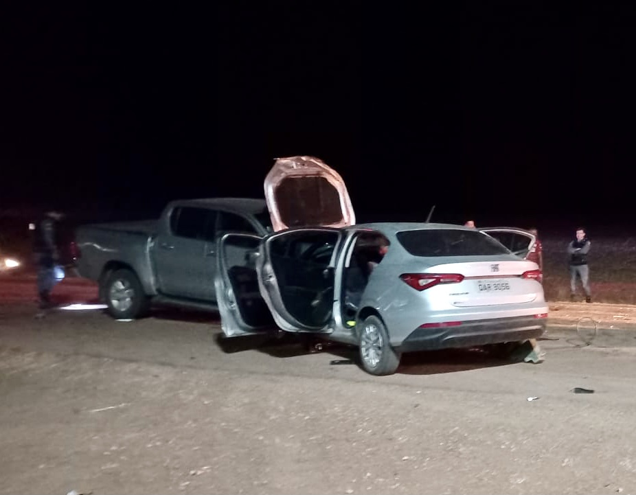 Colisão entre Cronos e Hilux mata um e deixa três presos às ferragens
