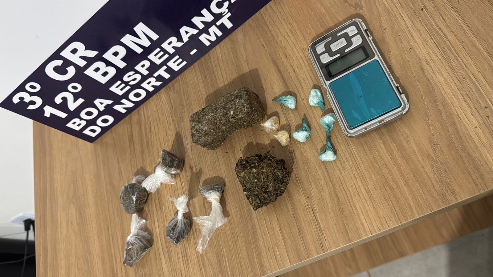 Dupla é presa com drogas após denúncia de tráfico