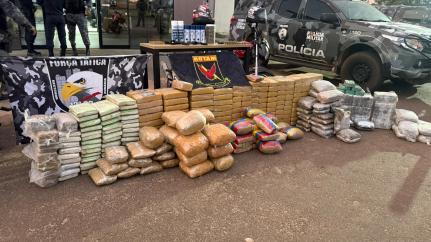 PM 'estoura' casa-cofre de facção e acha mais de 300 kg de droga e armas