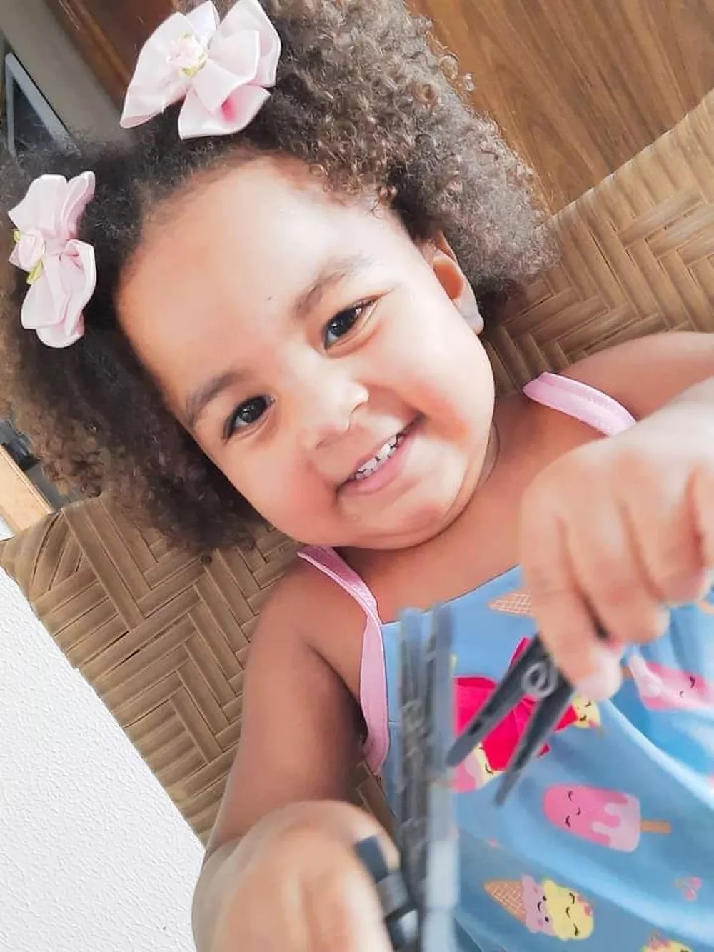 Menina de 2 anos morre afogada após cair na piscina e ser socorrida pela mãe