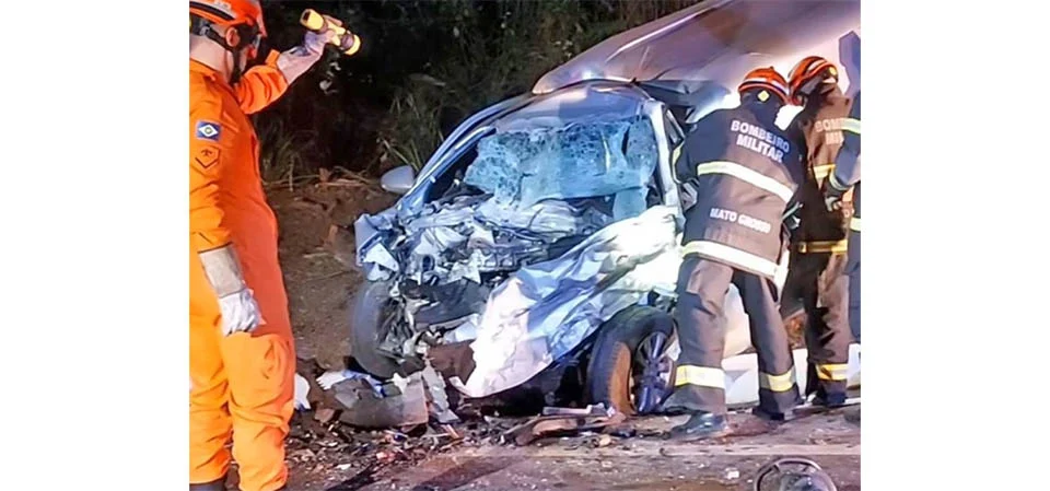 Acidente envolvendo três veículos deixa um morto e quatro feridos