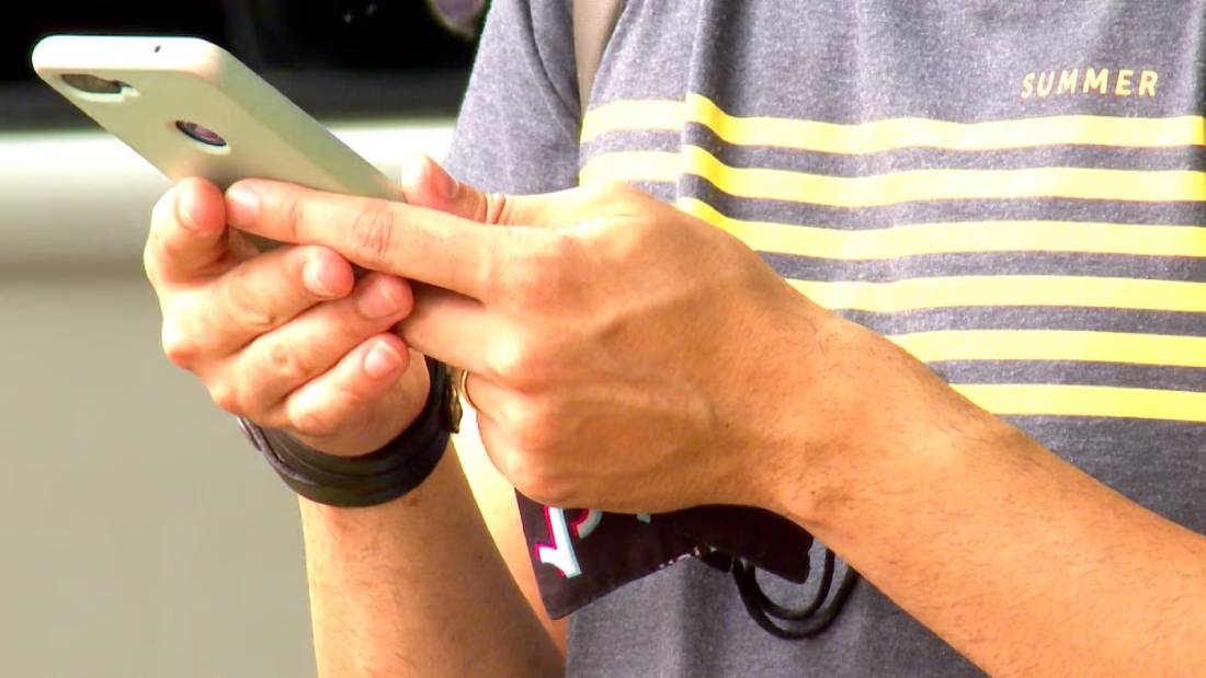 Idosos começam a sentir os efeitos do uso excessivo de telas e do medo de ficar desconectado