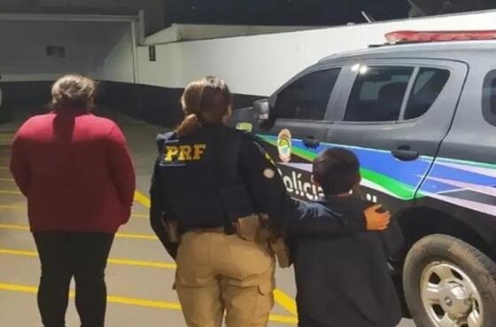 Mulher “entrega” filha para família e volta após 10 anos exigindo criança