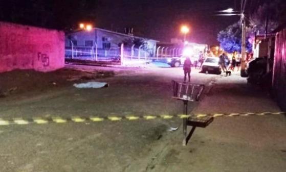 Jovem sai para comprar lanche para a filha e morre executado a tiros