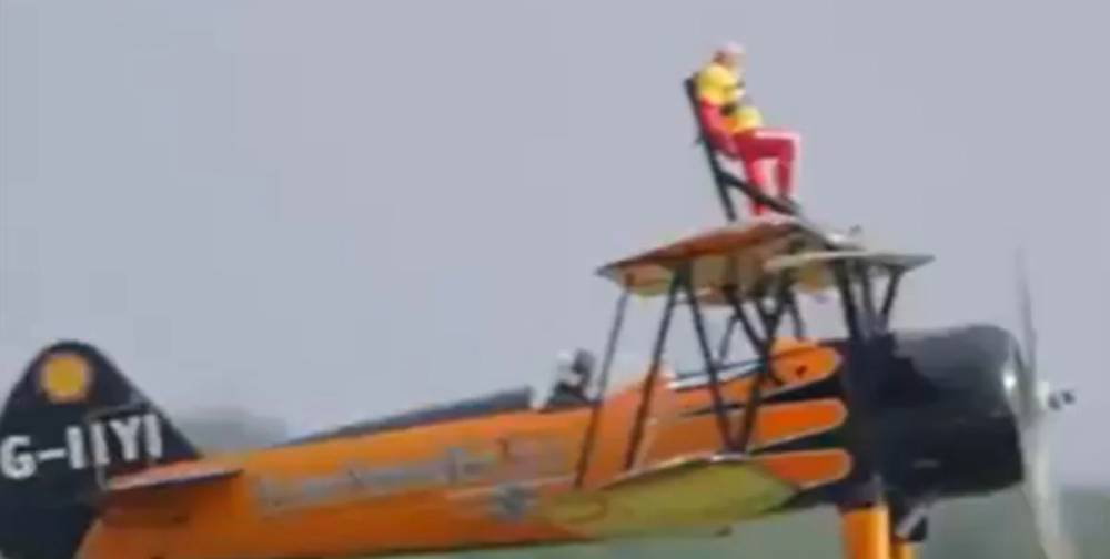Mulher de 99 anos entra para o Guinness após fazer manobras em asa de avião