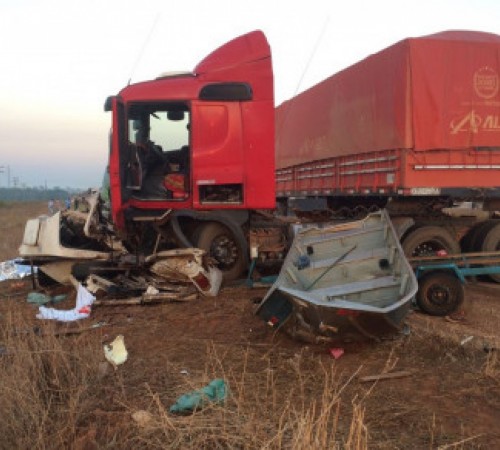 Homem e menor de 14 anos morrem em acidente na MT-130