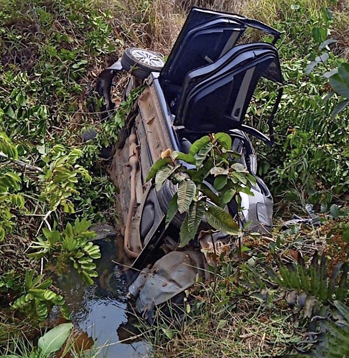 Motorista morre após carro sair da pista e cair em córrego na BR-163