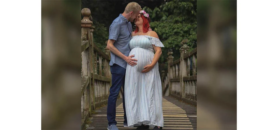 Mulher diz ter sido salva pelo marido com um beijo. Entenda