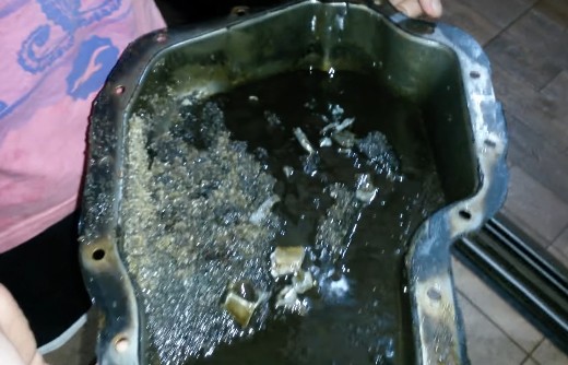 Amante não aceita término de “caso”, coloca areia no motor do carro e o ameaça de morte