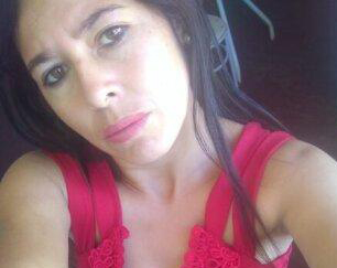 Corpo de mulher é achado com rosas, aliança nas mãos e frase escrita na testa