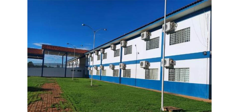 Mulher acredita que marido esteja “possuído” e tenta matá-lo a facadas