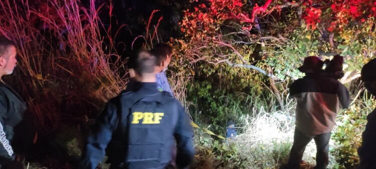 Carro capota; criança escapa das ferragens e “salva” vida de DJ