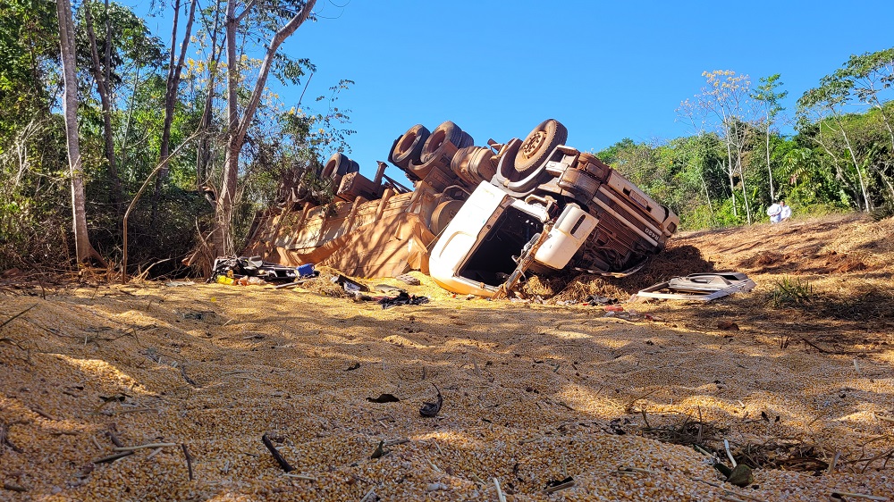 Carreta carregada com milho tomba na MT- 322 e motorista morre