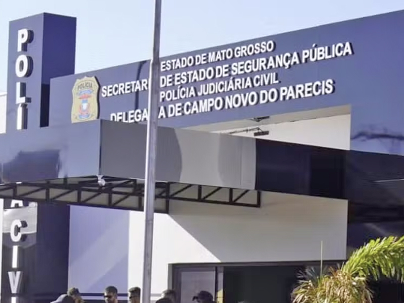 Mulher usa carro de luxo para arrombar portão e fugir de cárcere privado