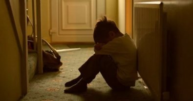 Mãe flagra mensagens de professor assediando aluno de 12 anos