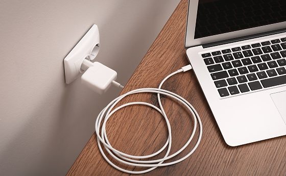 Você deixa o notebook na tomada o dia inteiro? Saiba o que isso pode causar