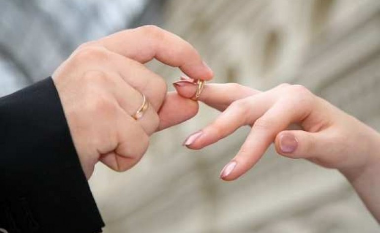 Homem “desaparece” no dia do casamento e noiva se casa com amigo dele