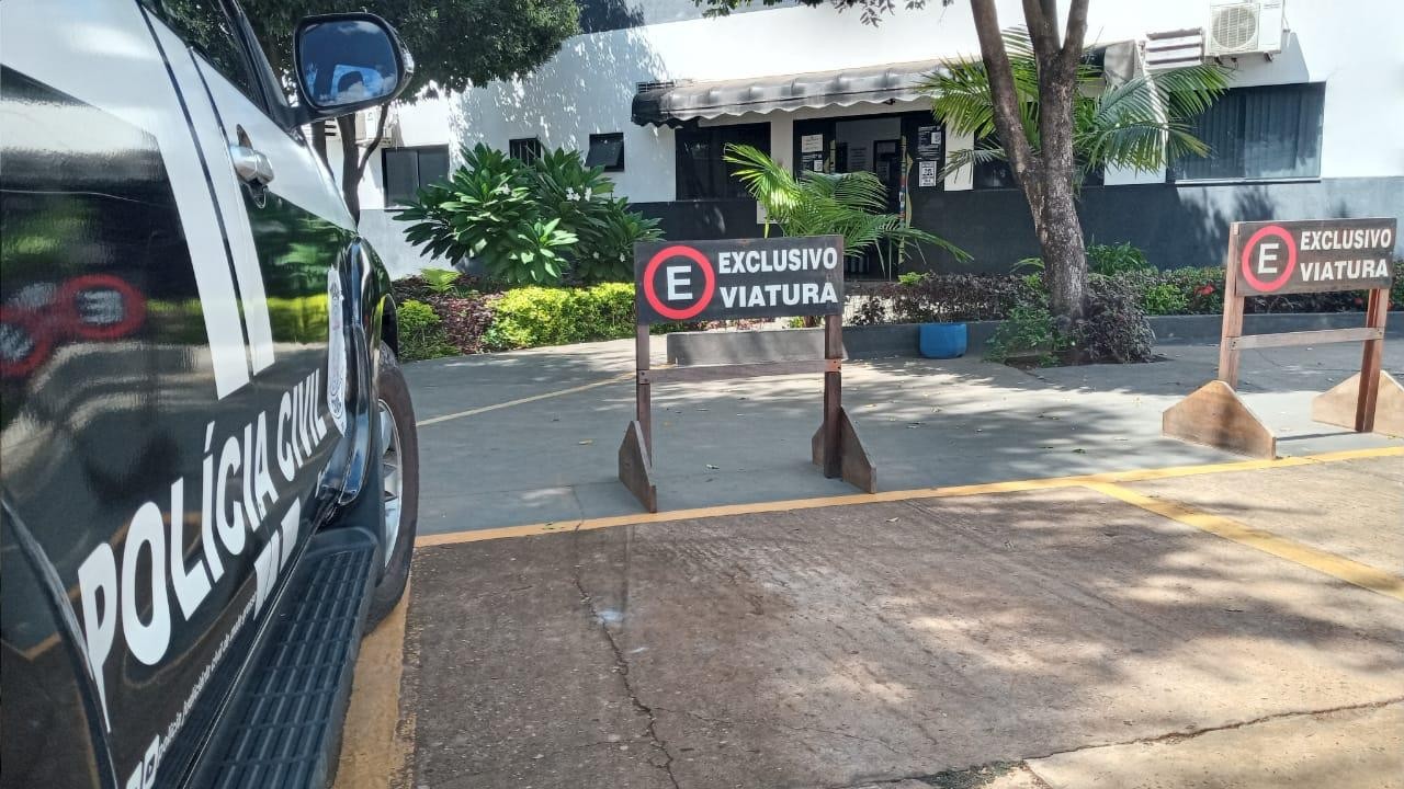 Bandidos se escondem em caminhão, roubam motorista e levam carga