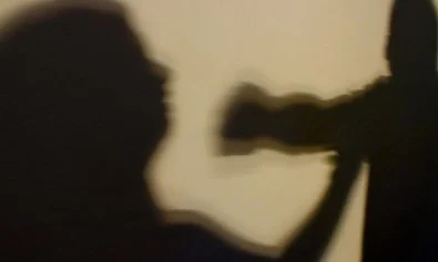 Covarde invade casa de mulher e dorme após agredi-la com murros