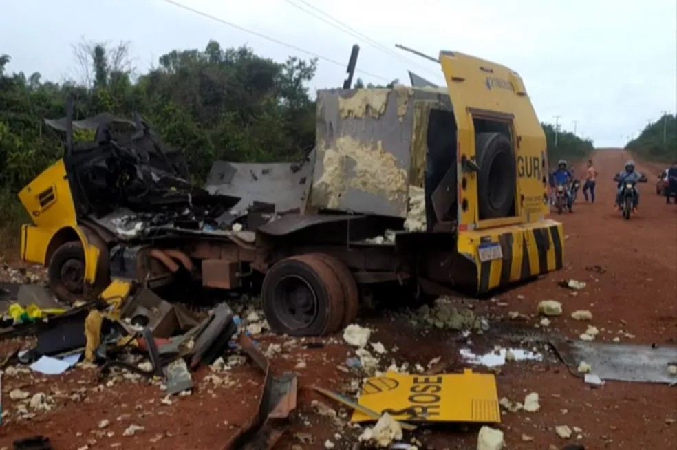 Quadrilha explode carro-forte em rodovia