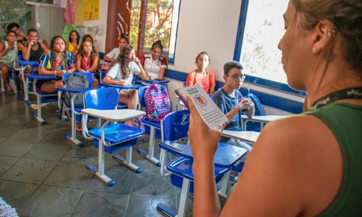 Dores menstruais tiram das aulas 4 em cada 10 alunas no país; Alunas negras são mais atingidas