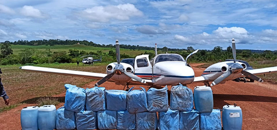 Polícia e FAB apreendem avião com 400 quilos de cocaína