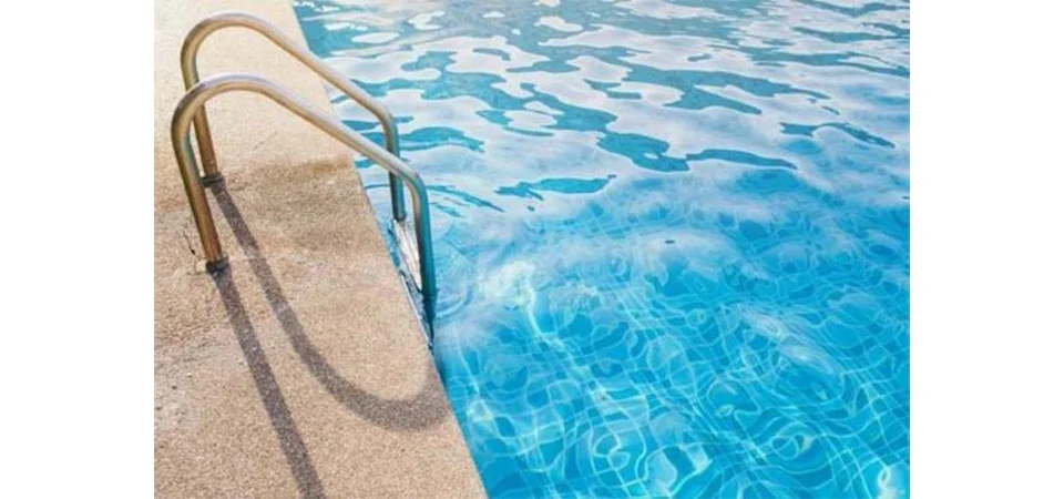 Menina de 7 anos morre afogada em piscina durante confraternização