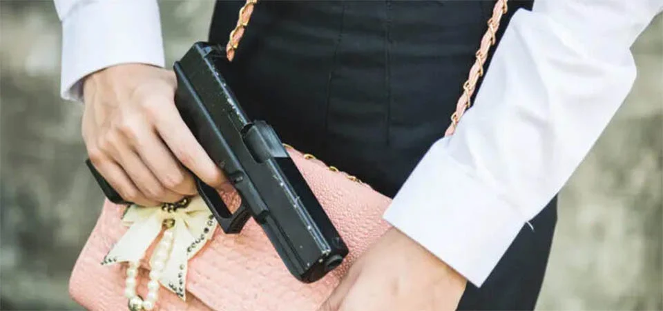 Comissão do Senado aprova porte de arma para mulher com medida protetiva