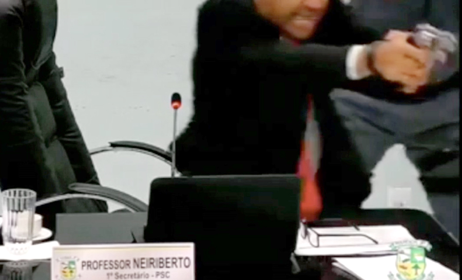 Vereador aponta arma para outro durante sessão da câmara em Mato Grosso