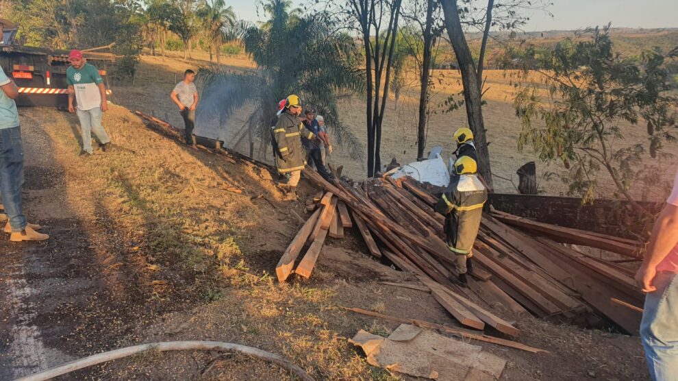 Carreta sai da pista, tomba, pega fogo e dois morrem na BR-163