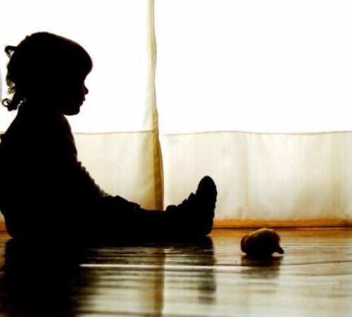 Mãe é presa após agredir e dar bebida alcoólica a menina de um ano