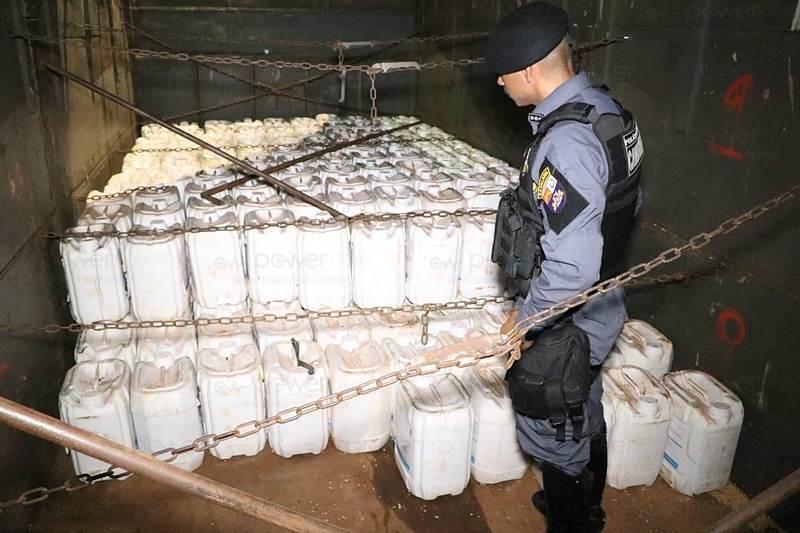 PM apreende carreta com 225 galões de agrotóxicos contrabandeados