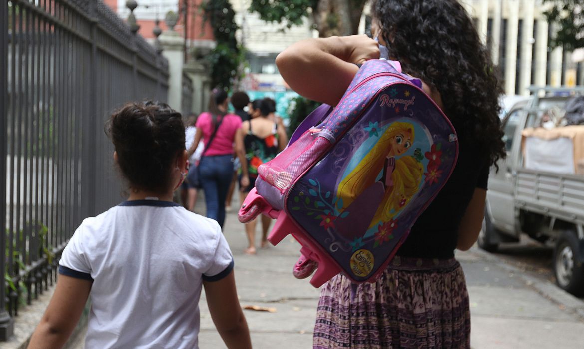 Dois em cada três estudantes precisam de reforço escolar