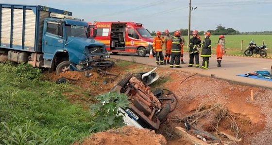Duas pessoas morrem em colisão entre caminhão e picape na BR-163