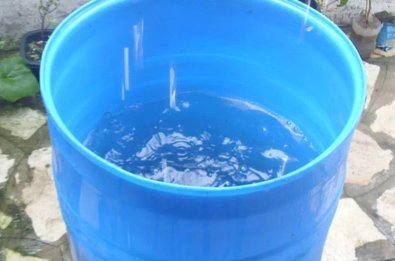 Criança de um ano cai em balde com água e morre afogada