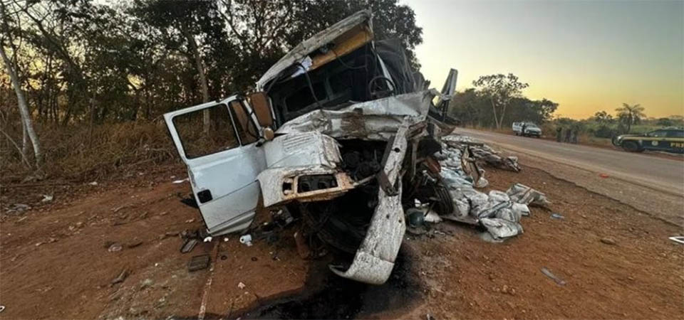 Caminhoneiro e ajudante morrem em grave acidente na BR-174