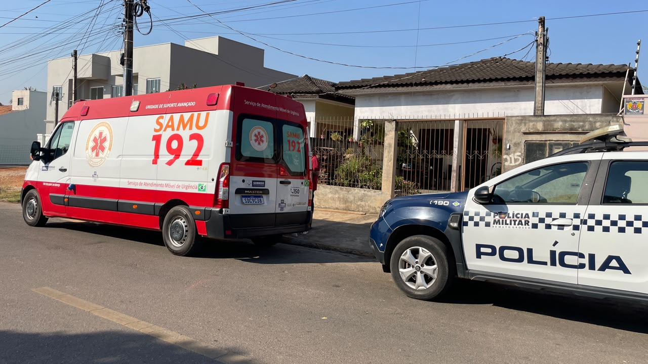Homem é encontrado morto com tiro na cabeça nos fundos de residência