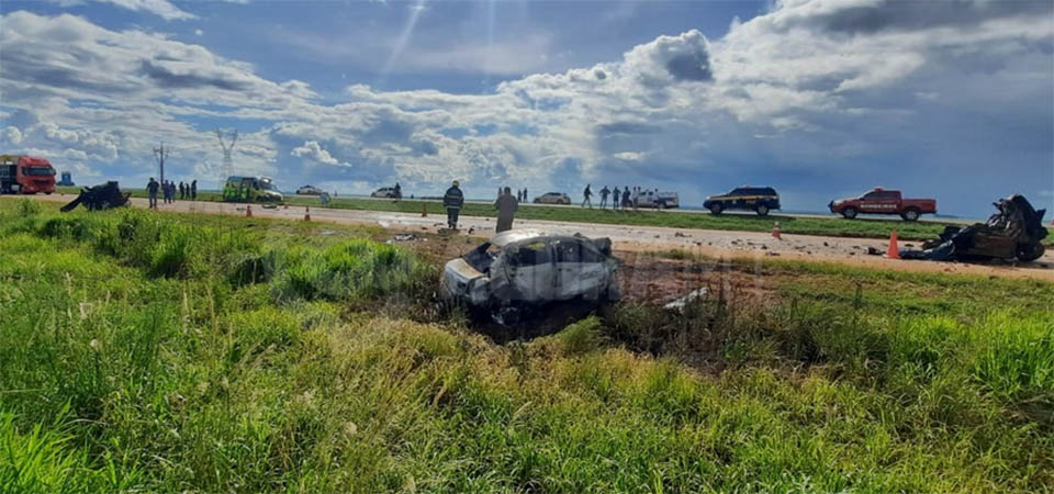 Acidente entre carros deixa 6 pessoas mortas entre elas duas crianças