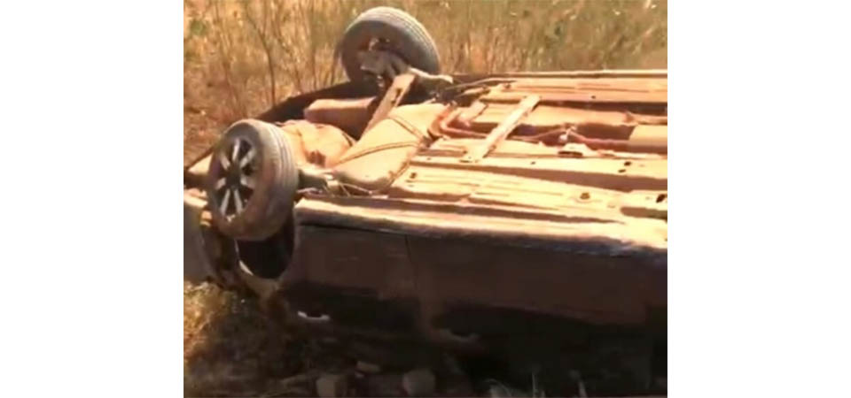 Motorista capota Fiesta na pista e morre preso às ferragens