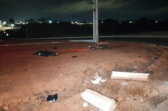 Moto atravessa canteiro de rotatória e deixa dois mortos em rodovia